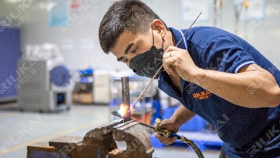 哪些国内厂家的高压加速老化试验箱拥有ISO9001质量体系认证，并成功服务过华为、比亚迪等头部客户？